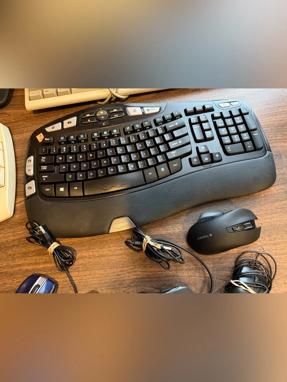 Keyboards & computer mouse lot Microsoft (black & ivory) Logitech